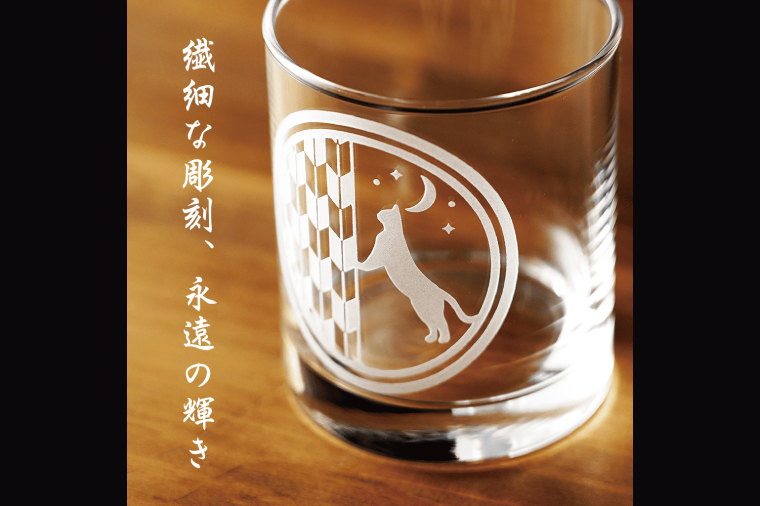 猫と矢絣の名入れロックグラス 和柄×サンドブラスト彫刻  猫好きさんへのギフトに【猫 名入れ ロックグラス グラス コップ ガラス 彫刻 プレゼント ギフト 就職祝い 誕生日 父の日 母の日 結婚祝い 新築祝い 和風】（HW-15）