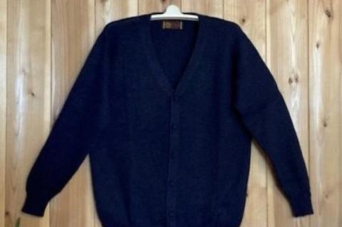 【アルパカ専門店　T'IKA】メンズカーディガンVネック　黒・紺混色糸　(アルパカ100％) 【アパレル 洋服 おしゃれ 羽織 プレゼント 毛糸 大きめ サイズ 水戸市 ブラック ネイビー】(AL-4)