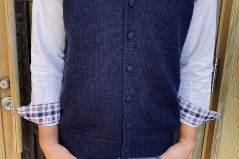 【アルパカ専門店　T'IKA】メンズベストVネック　黒・紺MIX　(アルパカ100％) 【アパレル 洋服 おしゃれ ベスト プレゼント 毛糸 大きめ サイズ 水戸市 ブラック ネイビー】(AL-7)