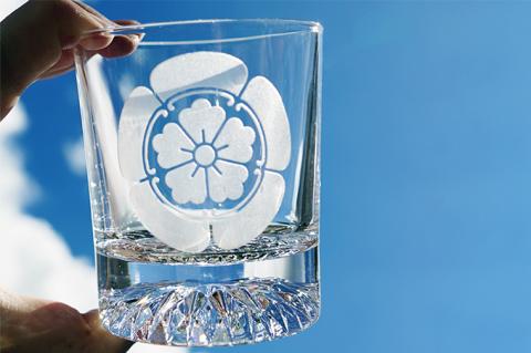 織田木瓜　家紋　ロックグラス【織田木瓜 家紋 ロックグラス グラス コップ ガラス 彫刻 プレゼント ギフト 就職祝い 誕生日 父の日 母の日 結婚祝い 新築祝い和風 耐熱】（HW-3）