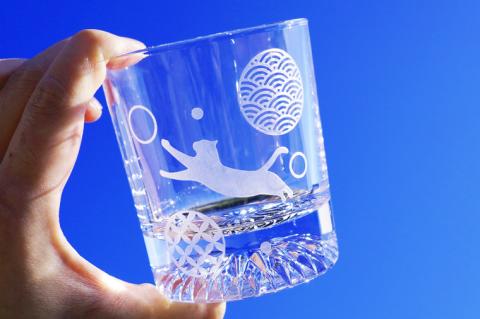 和柄　猫　ロックグラス【和柄 ウサギ ロックグラス グラス コップ ガラス 彫刻 プレゼント ギフト 就職祝い 誕生日 父の日 母の日 結婚祝い 新築祝い和風 耐熱】（HW-5）