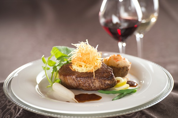 【超希少部位】 常陸牛A5シャトーブリアン ステーキ 200g × 3枚 木箱入り・特製タレ／マスタード付き 肉 お歳暮 内祝い お祝い 結婚 出産 プレゼント 誕生日 ギフト対応 【肉のイイジマ】（DU-34）