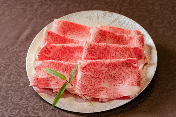 常陸牛A5 リブロースすき焼き 550g＜木箱入り・特製タレ付き＞ お歳暮 プレセント お礼 内祝い 出産 結婚 黒毛和牛 箱入り ギフト対応 【肉のイイジマ】 茨城県 水戸市（DU-42）