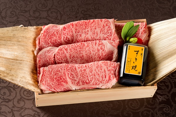 肉 常陸牛 すき焼き用 霜降り肩ロース肉 300g 木箱入り・特製タレ付き すき焼き お歳暮 プレゼント 誕生日 お祝い 内祝い 冷凍 ギフト対応 【肉のイイジマ】 茨城県 水戸市（DU-63）