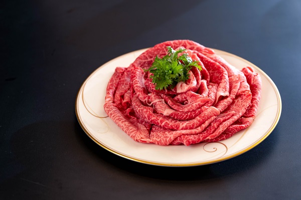 肉 常陸牛すきやき用霜降りもも540g＜木箱入り・特製タレ付き＞ お歳暮 ギフト プレゼント 誕生日 お祝い 内祝い 冷凍 内祝い お祝い 結婚 出産【肉のイイジマ】茨城県（DU-69）