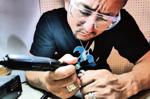 アーティスト 銀MARO『アートを身に着ける』作品名　銀守『IRON　HEART』(小)　ペンダントトップ（FB-1）