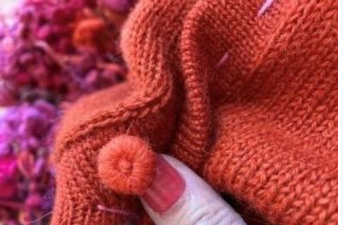 【アルパカ専門店　T'IKA】メンズカーディガンVネック　れんがオレンジ　(アルパカ100％) 【アパレル 洋服 おしゃれ 羽織 プレゼント 毛糸 大きめ サイズ 水戸市 橙色】(AL-3)