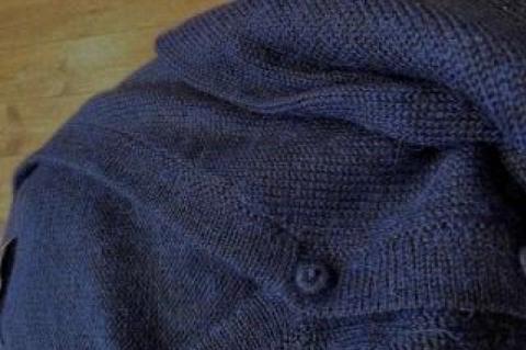 【アルパカ専門店　T'IKA】メンズカーディガンVネック　黒・紺混色糸　(アルパカ100％) 【アパレル 洋服 おしゃれ 羽織 プレゼント 毛糸 大きめ サイズ 水戸市 ブラック ネイビー】(AL-4)