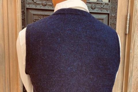 【アルパカ専門店　T'IKA】メンズベストVネック　黒・紺MIX　(アルパカ100％) 【アパレル 洋服 おしゃれ ベスト プレゼント 毛糸 大きめ サイズ 水戸市 ブラック ネイビー】(AL-7)