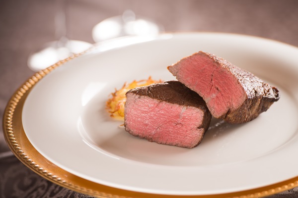 【超希少部位】 常陸牛A5シャトーブリアン ステーキ 200g × 3枚 木箱入り・特製タレ／マスタード付き 肉 お歳暮 内祝い お祝い 結婚 出産 プレゼント 誕生日 ギフト対応 【肉のイイジマ】（DU-34）