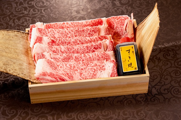 常陸牛A5 リブロースすき焼き 550g＜木箱入り・特製タレ付き＞ お歳暮 プレセント お礼 内祝い 出産 結婚 黒毛和牛 箱入り ギフト対応 【肉のイイジマ】 茨城県 水戸市（DU-42）