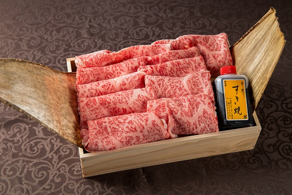 肉 常陸 牛肩ロース すき焼き 700g ＜木箱入り・特製タレ付き＞ お祝い お礼 内祝い 結婚 出産 お歳暮 プレゼント 誕生日 食べ物 ギフト対応【肉のイイジマ】茨城県 水戸市（DU-73）