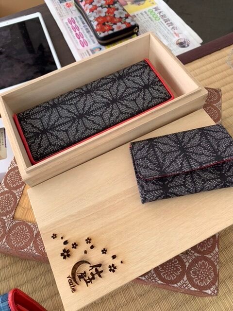 ブランド品に飽きた人へ…着物と小物のコラボ！kimono ウォレット 大島紬麻の葉柄