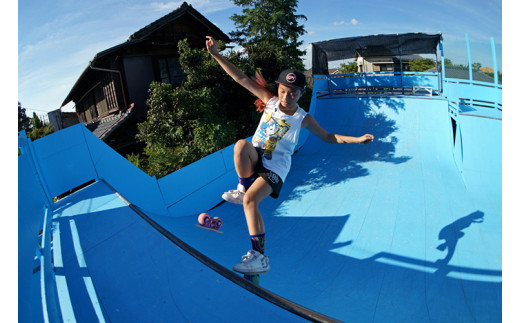 JMKRIDEのJMKスケート ピッチブラック / BW.JMKRIDE - フリースケート｜人気が高まっている「フリースケート」。JMKRIDEがプロデュースした、メイド・イン・土浦の「JMKスケート」をぜひ体験してください! ※離島への配送不可