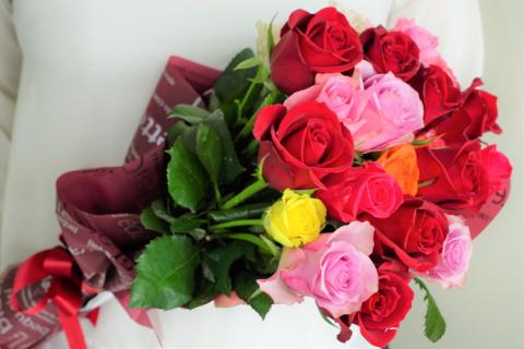 生産農家直送！大輪のバラ花束15本セット ※沖縄・離島への配送不可 | 贈答用 15本 植物 花 華 お花 フラワー 生花 切り花 花持ち ばら バラ 薔薇 ローズ 花束 ブーケ 包装 ご家庭用 ギフト 記念日 誕生日 結婚記念日 結婚 送別 歓迎 イベント 発表会 卒業式 サプライズ お祝い 自分へのご褒美 高評価 感動 癒し 女性 男性 紳士 贈答 贈り物 プレゼント 茨城県 古河市 名産 特産 直送 農家直送 産地直送 苅部バラ園 送料無料 _AL03