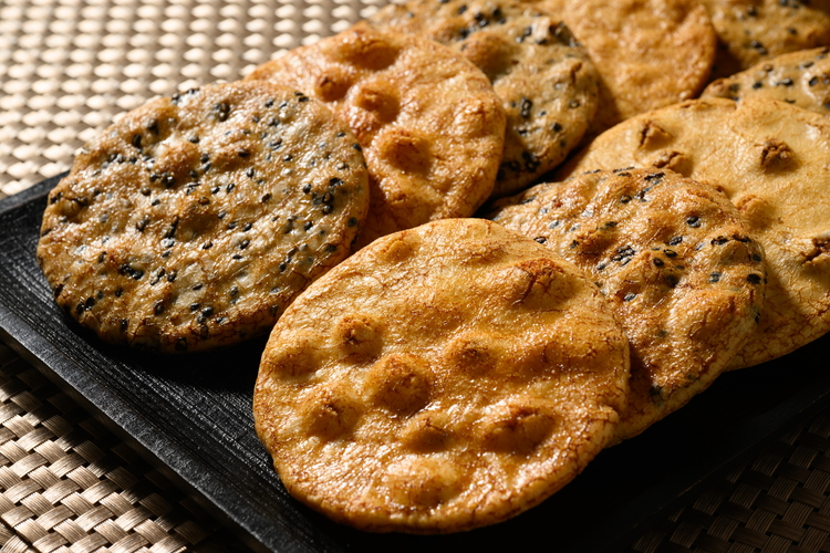 炭火手焼きせんべい組み合わせ（しょうゆ・ごま）各5枚入り | 煎餅 和菓子 せんべい センベイ 醤油 しょうゆ ゴマ 菓子 おやつ お茶請け 手焼き 手作り 詰合せ 詰め合わせセット 食べ比べ 工場直送 老舗 茨城県 古河市_DU03