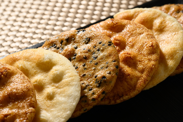 炭火手焼きせんべい組み合わせ（しょうゆ・しお味・ごま）各8枚入り | 煎餅 和菓子 せんべい センベイ 醤油 しょうゆ ゴマ 塩 しお 菓子 おやつ お茶請け 手焼き 手作り 詰合せ 詰め合わせセット 食べ比べ 工場直送 老舗 茨城県 古河市_DU05