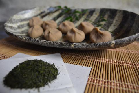 熟成栗で作った自家製「栗きんとん」８個＆古河のさしま茶「太郎兵衛」120ｇ×１袋 | 茶 菓子 詰合せ お菓子 おやつ スイーツ 和菓子 栗 くり マロン 冷凍 お茶 120グラム 緑茶 茶葉 日本茶 煎茶 さしま茶 猿島茶 セット 詰め合わせ 取り寄せ お取り寄せ ギフト 贈答 贈り物 プレゼント お中元 お歳暮　 茨城県 古河市 直送 農家直送 産地直送 送料無料 _BF07