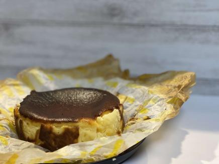 バスクチーズケーキ（ホール） ※離島への配送不可 | ホール ケーキ 焼菓子 焼き菓子 菓子 お菓子 冷蔵 バスチー おやつ スイーツ 取り寄せ お取り寄せ 個包装 専門店 贅沢 ご家庭用 手土産 ギフト 贈答 贈り物 お中元 お歳暮 プレゼント 茨城県 古河市 送料無料 _EJ03