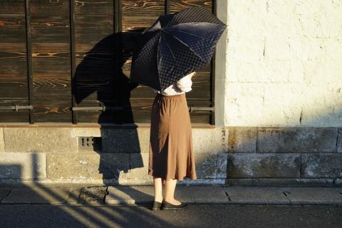 雪華模様の折り畳み傘（サイズ55cm）カラー：ブラック | 傘 かさ 折りたたみ傘 55センチ 雨具 メンズ レディース 兼用 雪の結晶 ブラック 黒 おしゃれ かわいい 雨 梅雨 贈答 贈り物 プレゼント 父の日 母の日 お中元 お歳暮 御歳暮 茨城県 古河市 送料無料 _BL01