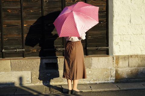 雪華模様の折り畳み傘（サイズ55cm）カラー：ピンク | 傘 かさ 折りたたみ傘 55センチ 雨具 メンズ レディース 兼用 雪の結晶 ピンク おしゃれ かわいい 雨 梅雨 贈答 贈り物 プレゼント 父の日 母の日 お中元 お歳暮 御歳暮 茨城県 古河市 送料無料 _BL04