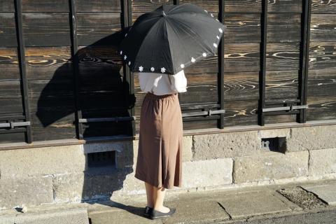 雪華模様の刺繍入り日傘（晴雨兼用・サイズ50ｃｍ・UV加工・麻50％綿50％）カラー：黒 | 日傘 50センチ 晴雨兼用 UV加工 レディース 雪の結晶 ブラック 黒 おしゃれ かわいい スタイリッシュ 雨 梅雨 夏 日差し 日よけ 贈答 贈り物 プレゼント 父の日 母の日 お中元 お歳暮 御歳暮 茨城県 古河市 送料無料 _BL19