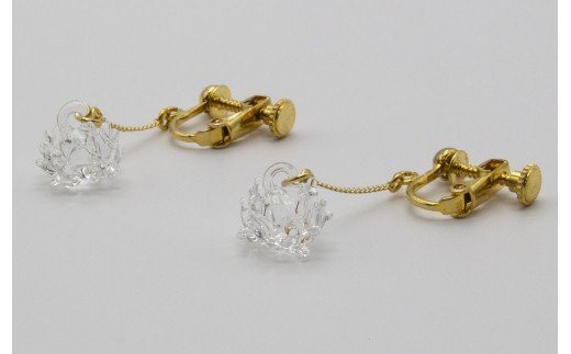 HARIO イヤリング「シロツメクサ」シリーズ［HAP-C-005E］｜耐熱 ガラス アクセサリー ハリオ ランプワークファクトリー 職人 繊細 フォーマル カジュアル きれいめ おしゃれ 20代 30代 40代 _BD88