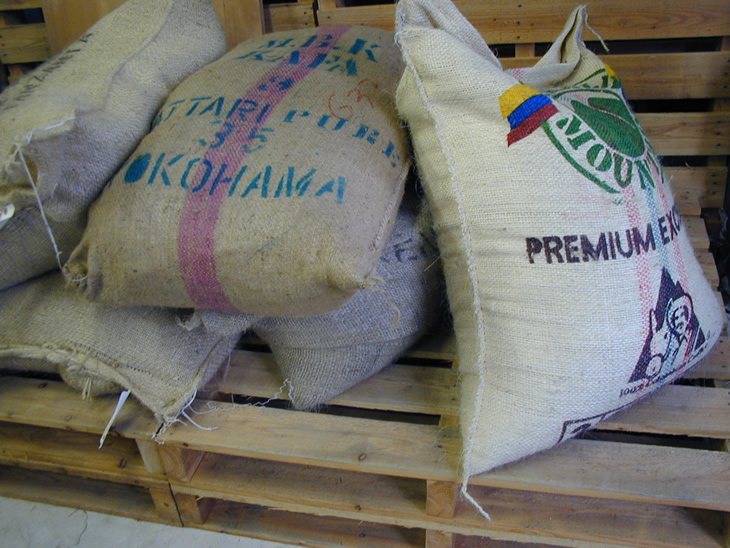 1981年創業 からきや珈琲こだわり直火自家焙煎【グルメコーヒー２缶入　珈琲豆セット】 | コーヒー 300グラム 珈琲 豆 コーヒー豆 珈琲豆 飲料 ドリンク 取り寄せ お取り寄せ 個包装 セット 詰合せ 詰め合わせ 飲み比べ 飲みくらべ アソート 専門店 ドリップ ハンドドリップ 焙煎 自家焙煎 ロースト ご家庭用 手土産 おいしい 高級 老舗 ギフト 贈答 贈り物 お中元 お歳暮 プレゼント 茨城県 古河市 _AK09