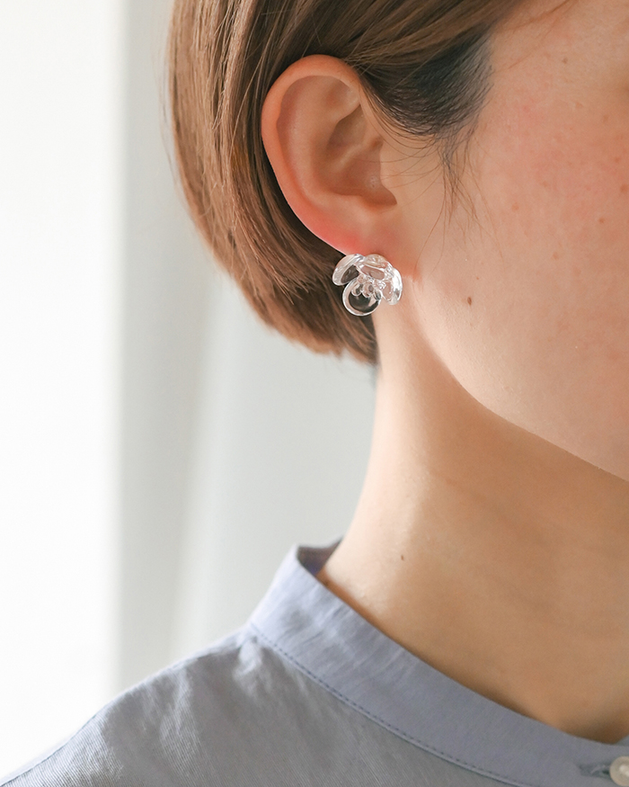 HARIO ピアス ツバキ クリア［HAP-TB-001］ ※離島への配送不可｜耐熱 ガラス アクセサリー ハリオ ランプワークファクトリー 職人 繊細 フォーマル カジュアル きれいめ おしゃれ 20代 30代 40代_FM04