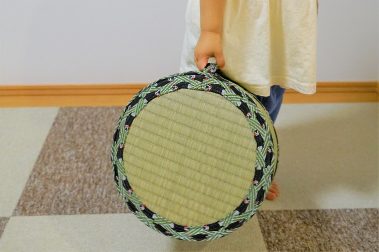 古河市のたたみ職人が作る畳椅子（麻の葉模様（ピンク）・子供用） 高さ15cm｜ いす 子ども用 こども用 イス 畳 職人 畳店 手軽 腰掛 腰かけ 便利 タタミ 和雑貨 インテリア 日用品 モダン 持ち運びしやすい 和風 簡単 軽い 座布団 快適 イグサ 井草 父の日 敬老の日 贈答 贈り物 プレゼント ギフト 茨城県 古河市 _EA09