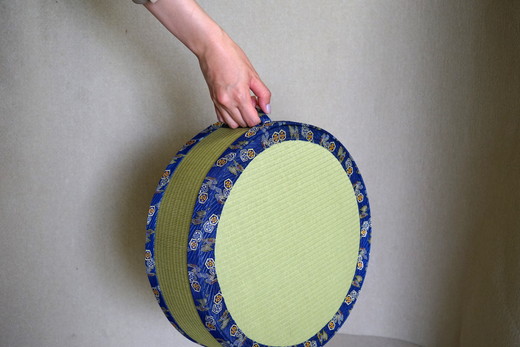 古河市のたたみ職人が作る畳椅子（少し大きめ・アグラ椅子）高さ12.5cm | 古河市 畳 職人 畳店 いす イス あぐら アグラ 胡坐 手軽 腰掛 便利 タタミ 和雑貨 インテリア 日用品 ギフト 贈答品 贈り物 プレゼント お祝い ご褒美 記念日 景品 敬老の日 誕生日 _EA17