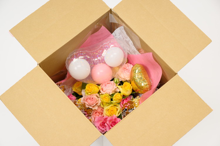 古河市三和産バラの花束（バルーン付き）｜ 花 フラワー 薔薇 ローズ 包装 ご家庭用 ギフト 記念日 誕生日 結婚記念日 送別 歓迎 イベント 発表会 卒業式 サプライズ お祝い プレゼント 贈答 贈り物 茨城県 古河市 _DP79 ※北海道・沖縄・離島への配送不可