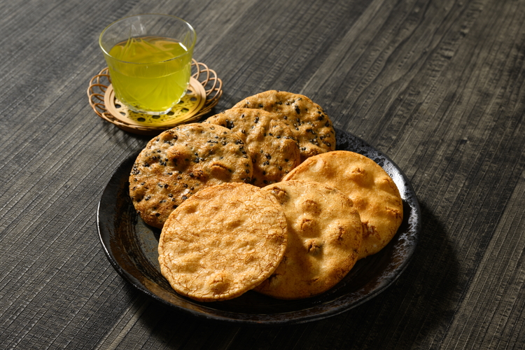 炭火手焼きせんべい組み合わせ（しょうゆ・ごま）各5枚入り | 煎餅 和菓子 せんべい センベイ 醤油 しょうゆ ゴマ 菓子 おやつ お茶請け 手焼き 手作り 詰合せ 詰め合わせセット 食べ比べ 工場直送 老舗 茨城県 古河市_DU03
