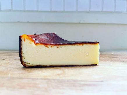 バスクチーズケーキ（ホール） ※離島への配送不可 | ホール ケーキ 焼菓子 焼き菓子 菓子 お菓子 冷蔵 バスチー おやつ スイーツ 取り寄せ お取り寄せ 個包装 専門店 贅沢 ご家庭用 手土産 ギフト 贈答 贈り物 お中元 お歳暮 プレゼント 茨城県 古河市 送料無料 _EJ03