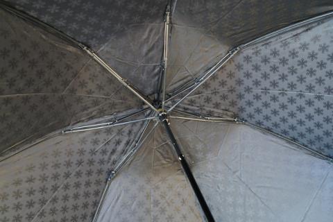 雪華模様の折り畳み傘（サイズ60cm）カラー：ブラック | 傘 かさ 65センチ 雨具 メンズ レディース 兼用 雪の結晶 ベージュ おしゃれ かわいい スタイリッシュ 雨 梅雨 贈答 贈り物 プレゼント 父の日 母の日 お中元 お歳暮 御歳暮 茨城県 古河市 送料無料 _BL15