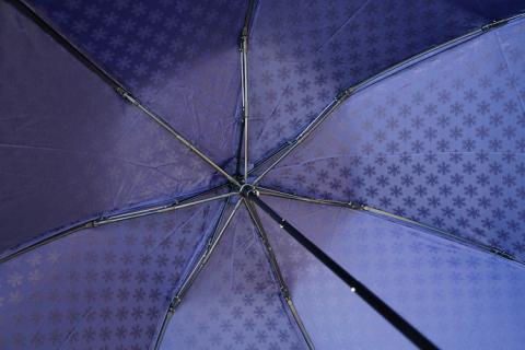 雪華模様の折り畳み傘（サイズ60cm）カラー：ネイビー | 傘 かさ 65センチ 雨具 メンズ レディース 兼用 雪の結晶 ピンク おしゃれ かわいい スタイリッシュ 雨 梅雨 贈答 贈り物 プレゼント 父の日 母の日 お中元 お歳暮 御歳暮 茨城県 古河市 送料無料 _BL16