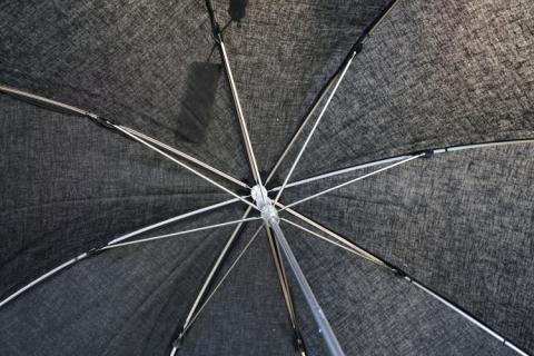 雪華模様の刺繍入り日傘（晴雨兼用・サイズ50ｃｍ・UV加工・麻50％綿50％）カラー：黒 | 日傘 50センチ 晴雨兼用 UV加工 レディース 雪の結晶 ブラック 黒 おしゃれ かわいい スタイリッシュ 雨 梅雨 夏 日差し 日よけ 贈答 贈り物 プレゼント 父の日 母の日 お中元 お歳暮 御歳暮 茨城県 古河市 送料無料 _BL19