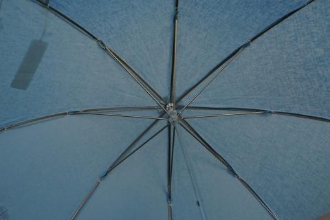 雪華模様の刺繍入り日傘（晴雨兼用・サイズ50ｃｍ・UV加工・麻50％綿50％）カラー：水色 | 日傘 50センチ 晴雨兼用 UV加工 レディース 雪の結晶 ブルー 水色 おしゃれ かわいい スタイリッシュ 雨 梅雨 夏 日差し 日よけ 贈答 贈り物 プレゼント 父の日 母の日 お中元 お歳暮 御歳暮 茨城県 古河市 送料無料 _BL22
