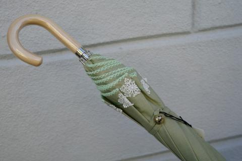 雪華模様の刺繍入り日傘（晴雨兼用・サイズ50ｃｍ・UV加工・麻50％綿50％）カラー：薄緑 | 日傘 50センチ 晴雨兼用 UV加工 レディース 雪の結晶 グリーン 緑 おしゃれ かわいい スタイリッシュ 雨 梅雨 夏 日差し 日よけ 贈答 贈り物 プレゼント 父の日 母の日 お中元 お歳暮 御歳暮 茨城県 古河市 送料無料 _BL23