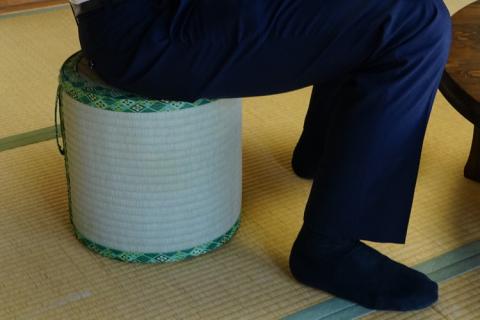 畳職人が作る畳椅子 高さ30cm 古河市 ※着日指定不可 | いす イス 畳 職人 畳店 手軽 腰掛 腰かけ 便利 タタミ 和雑貨 インテリア 日用品 モダン 和風 簡単 軽い 座布団 快適 イグサ 井草 父の日 敬老の日 贈答 贈り物 プレゼント ギフト 茨城県 古河市 _EA02