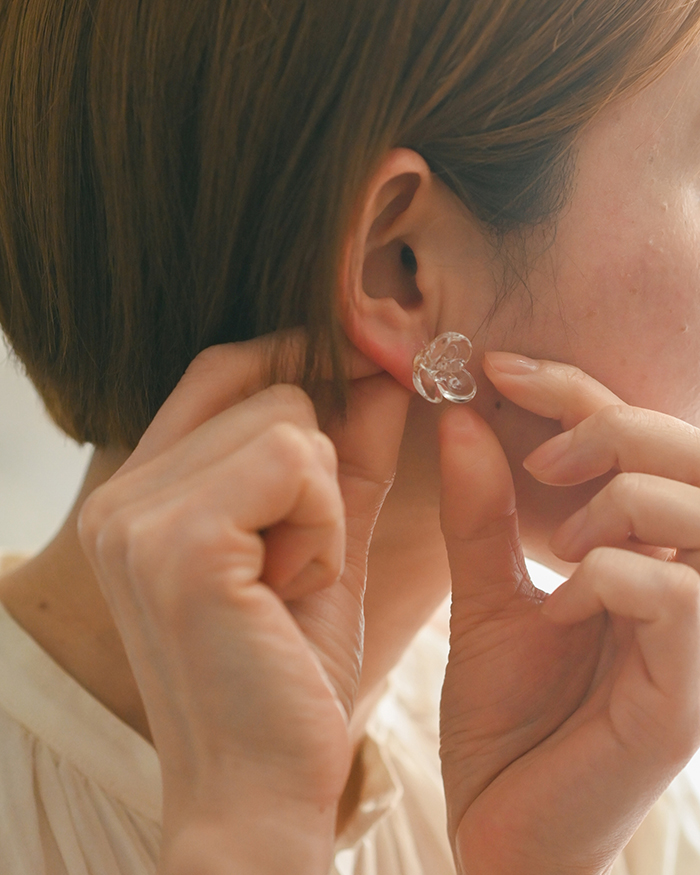 HARIO ピアス ツバキ クリア［HAP-TB-001］ ※離島への配送不可｜耐熱 ガラス アクセサリー ハリオ ランプワークファクトリー 職人 繊細 フォーマル カジュアル きれいめ おしゃれ 20代 30代 40代_FM04