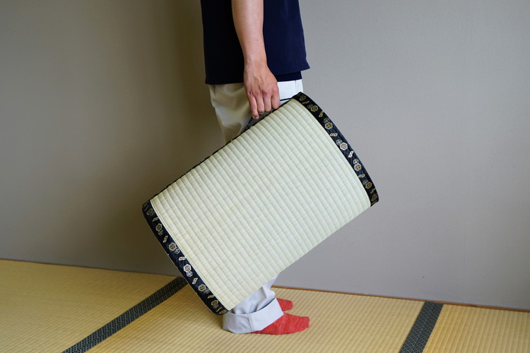 古河市のたたみ職人が作る畳椅子 高さ50cm｜いす イス 畳 職人 畳店 手軽 腰掛 腰かけ 便利 タタミ 和雑貨 インテリア 日用品 モダン 和風 簡単 軽い 座布団 快適 イグサ 井草 父の日 敬老の日 贈答 贈り物 プレゼント ギフト 茨城県 古河市 _EA07