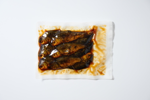 古河名物　鮒甘露煮（305ｇ） ～味一筋真心こめて～ | 鮒の甘露煮 鮒 ふな フナ 甘露煮 かんろ煮 ご飯のお供 おかず つまみ 惣菜 魚 肴 国産 人気 おすすめ 取り寄せ お取り寄せ グルメ 惣菜 おせち 御節 お節 名物 お土産 ギフト 贈答 贈り物 プレゼント 父の日 お中元 お歳暮 御歳暮 古河ブランド認証品 百年フード 茨城県 古河市 直送 店舗直送 送料無料 _BC09