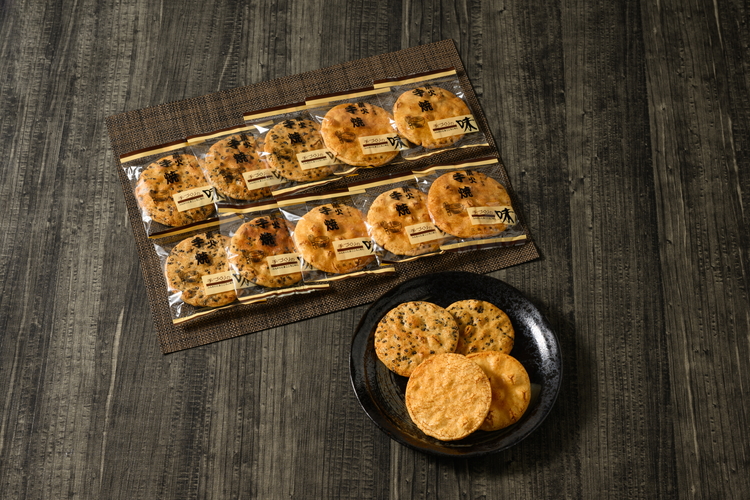 炭火手焼きせんべい組み合わせ（しょうゆ・ごま）各10枚入り | 煎餅 和菓子 せんべい センベイ 醤油 しょうゆ ゴマ 菓子 おやつ お茶請け 手焼き 手作り 詰合せ 詰め合わせセット 食べ比べ 工場直送 老舗 茨城県 古河市_DU04