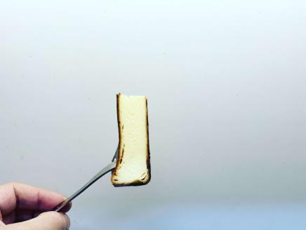 バスクチーズケーキ（ホール） ※離島への配送不可 | ホール ケーキ 焼菓子 焼き菓子 菓子 お菓子 冷蔵 バスチー おやつ スイーツ 取り寄せ お取り寄せ 個包装 専門店 贅沢 ご家庭用 手土産 ギフト 贈答 贈り物 お中元 お歳暮 プレゼント 茨城県 古河市 送料無料 _EJ03