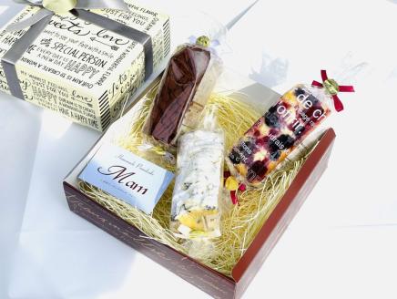 パウンドケーキ　3本セット（ホワイトチョコ、チョコバナナ、ベリー） ※離島への配送不可 ｜ ケーキ 焼菓子 焼き菓子 菓子 お菓子 冷蔵 おやつ スイーツ 詰め合わせ 贅沢 手土産 ギフト 贈答 お中元 お歳暮 プレゼント 茨城県 古河市 _EJ02