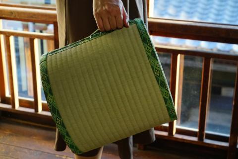 畳職人が作る畳椅子 高さ30cm 古河市 ※着日指定不可 | いす イス 畳 職人 畳店 手軽 腰掛 腰かけ 便利 タタミ 和雑貨 インテリア 日用品 モダン 和風 簡単 軽い 座布団 快適 イグサ 井草 父の日 敬老の日 贈答 贈り物 プレゼント ギフト 茨城県 古河市 _EA02