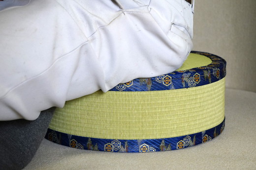 古河市のたたみ職人が作る畳椅子（少し大きめ・アグラ椅子）高さ12.5cm | 古河市 畳 職人 畳店 いす イス あぐら アグラ 胡坐 手軽 腰掛 便利 タタミ 和雑貨 インテリア 日用品 ギフト 贈答品 贈り物 プレゼント お祝い ご褒美 記念日 景品 敬老の日 誕生日 _EA17