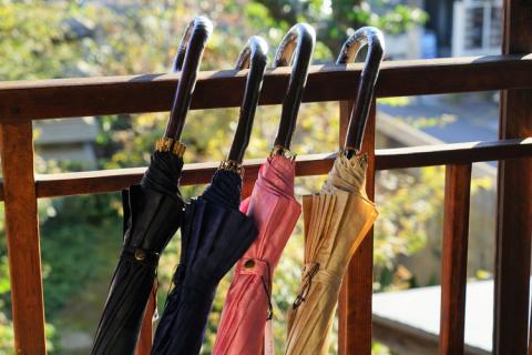 雪華模様のオリジナル傘（サイズ60cm）「もらっても、贈っても喜ばれる傘」カラー：ピンク | 傘 かさ 60センチ 雨具 メンズ レディース 兼用 雪の結晶 ピンク おしゃれ かわいい スタイリッシュ 雨 梅雨 贈答 贈り物 プレゼント 父の日 母の日 お中元 お歳暮 御歳暮 茨城県 古河市 送料無料 _BL08