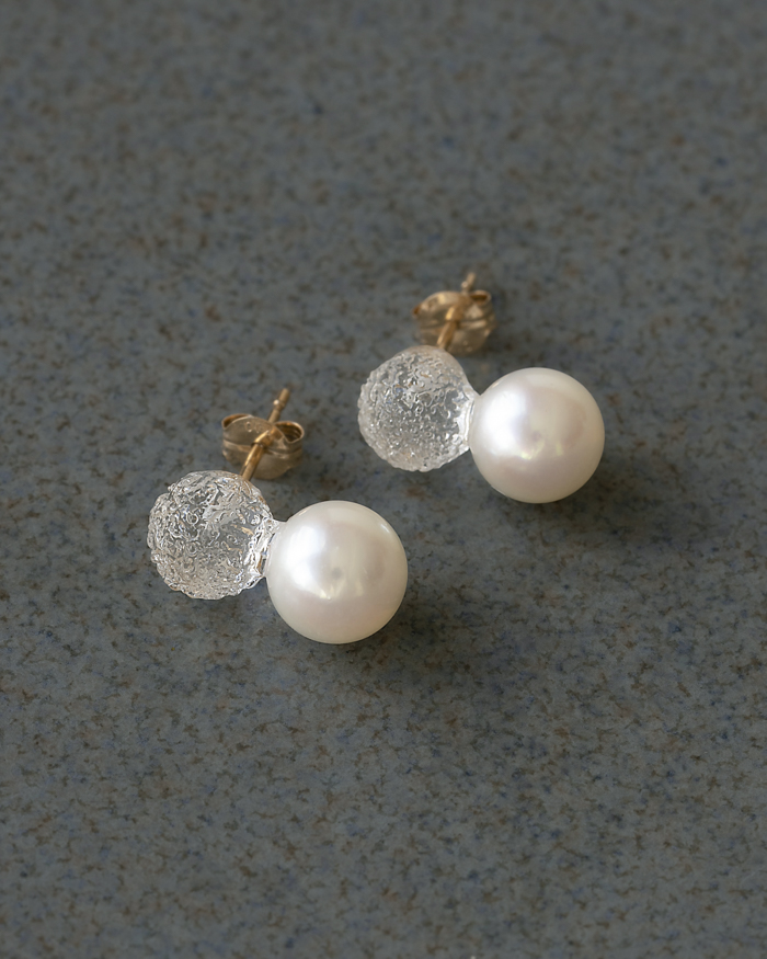 HARIO ピアス スノーパール K10［HAPR-SP-002P-K10］ ※離島への配送不可｜耐熱 ガラス アクセサリー ハリオ ランプワークファクトリー 職人 繊細 フォーマル カジュアル きれいめ おしゃれ 20代 30代 40代_FM55